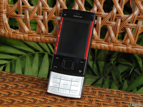小巧滑盖音乐机 诺基亚X3-00不足1000元 