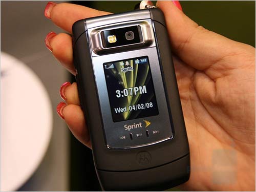 [新品]c网刀锋战将 折叠摩托罗拉v950真机亮相