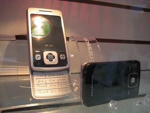 [新品]cebit2008:索尼爱立信展示新手机t303